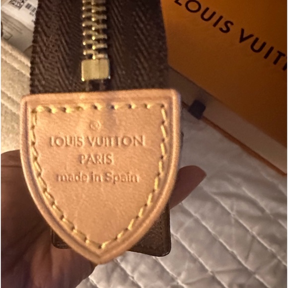 Authentic Louis Vuitton Toiletry 15 (Discontinued). - Picture 3 of 9